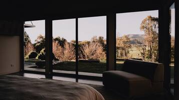 3 bedrooms, iron/ironing board, internet, bed sheets