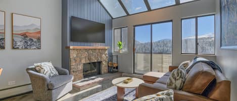 Een televisie en een open haard