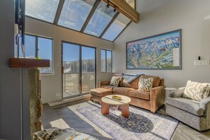 TV, fireplace - Prime Ski In/Ski Out. Slopeside Beaver Run Resort. (Breckenridge)