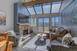 TV, fireplace - Prime Ski In/Ski Out. Slopeside Beaver Run Resort. (Breckenridge)