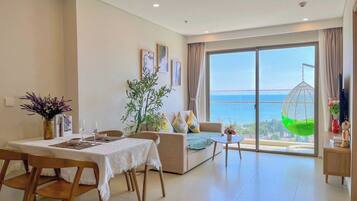 Familienapartment, 3 Schlafzimmer, Balkon, Meerblick | Wohnbereich | Flachbildfernseher