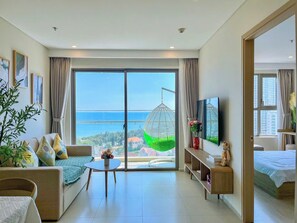 Apartamento familiar, 3 habitaciones, balcón, vistas al mar | Balcón