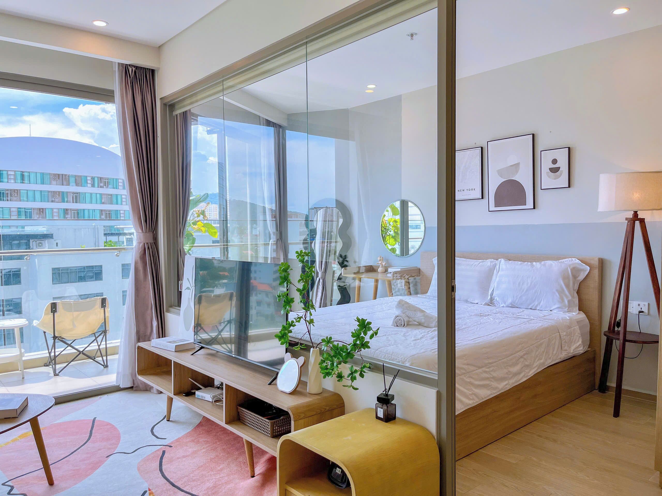 Decoración personalizada, escritorio y espacio para trabajar con laptop 