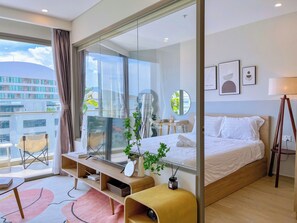 ดีลักซ์อพาร์ทเมนท์, 2 ห้องนอน, ระเบียง, วิวสวนหย่อม | ห้องพักตกแต่งอย่างมีเอกลักษณ์, โต๊ะทำงาน, พื้นที่ทำงานแบบใช้แล็ปท็อป