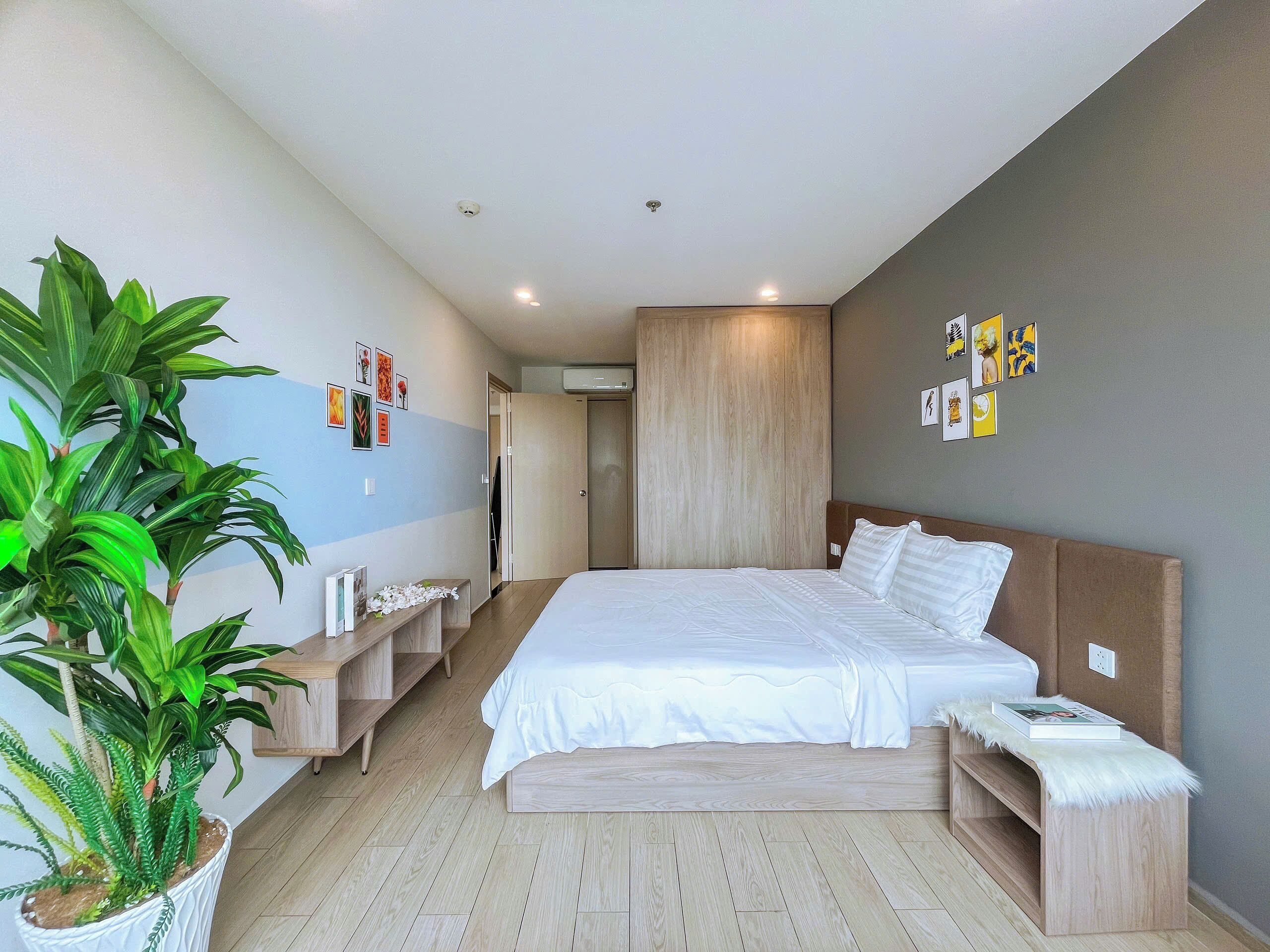 Decoración personalizada, escritorio y espacio para trabajar con laptop 