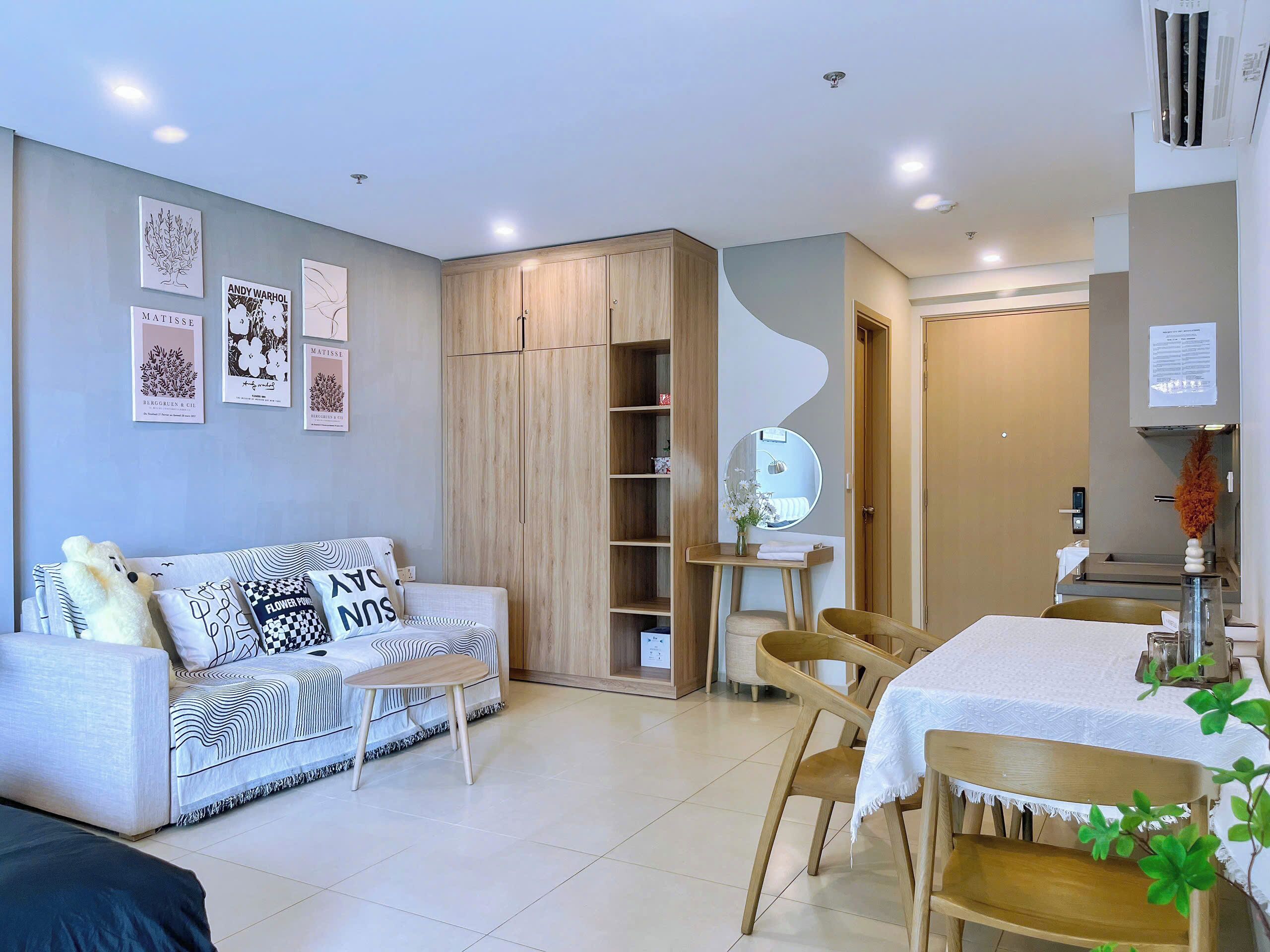 Decoración personalizada, escritorio y espacio para trabajar con laptop 