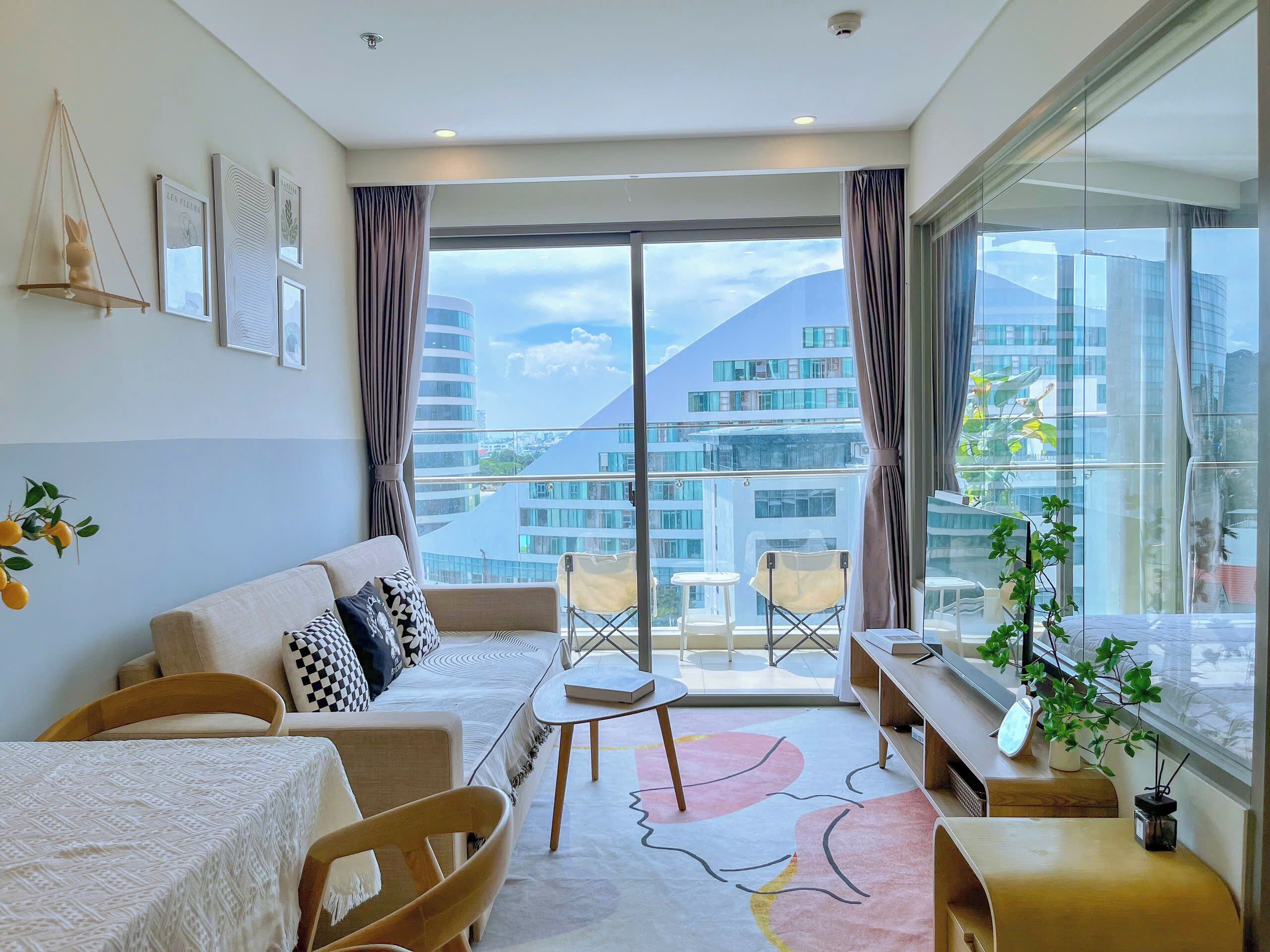 Căn hộ Deluxe, 2 phòng ngủ, ban công, quang cảnh sân vườn | Khu phòng khách | TV màn hình phẳng 