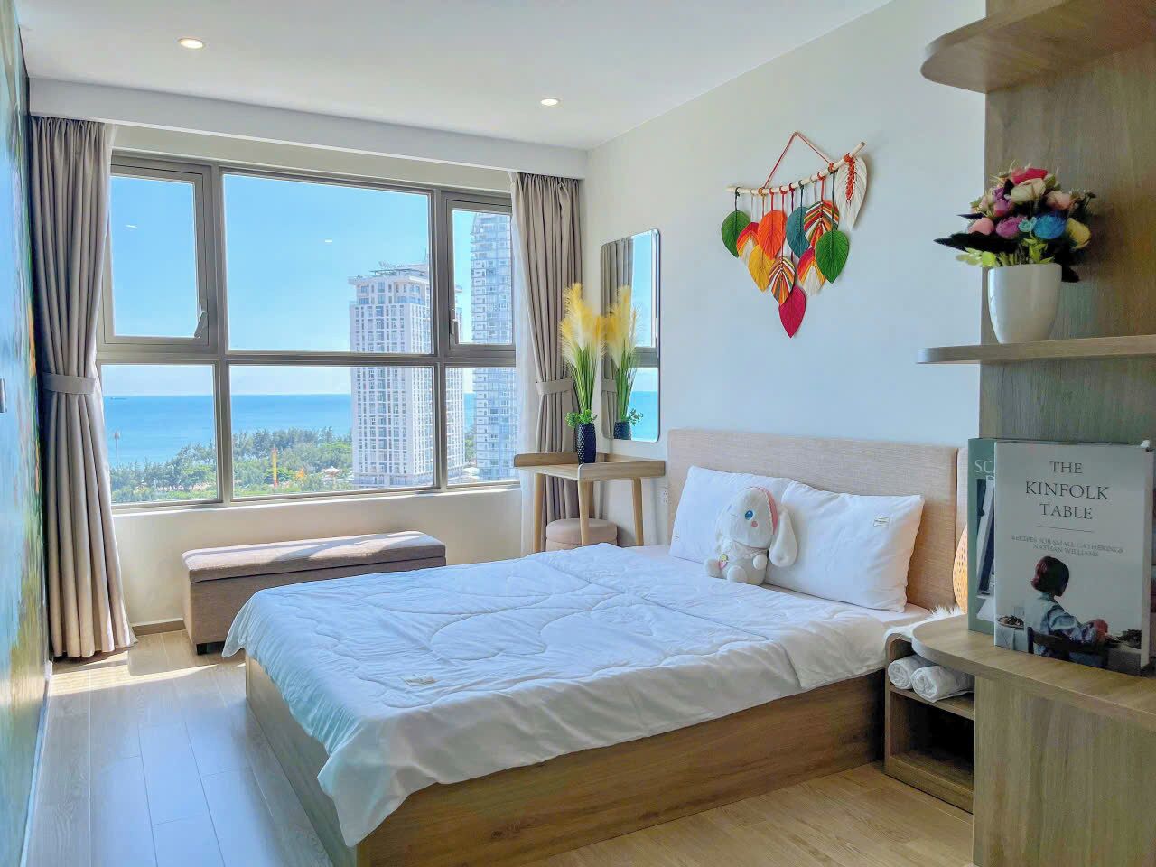 Decoración personalizada, escritorio y espacio para trabajar con laptop 