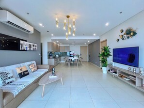 ดีลักซ์อพาร์ทเมนท์, ระเบียง, วิวทะเล | บริเวณนั่งเล่น | ทีวีจอแบน