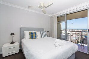 Desk, iron/ironing board, travel crib, free WiFi - Sunset Marina Escape Freo-Amazing views & central (Fremantle)