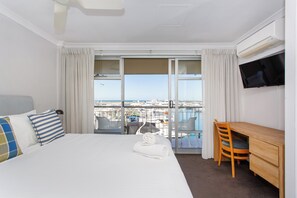 Desk, iron/ironing board, travel cot, free WiFi - Sunset Marina Escape Freo-Amazing views & central (Fremantle)