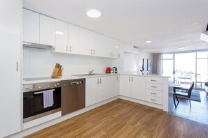 Fridge, microwave, oven, stovetop - Sunset Marina Escape Freo-Amazing views & central (Fremantle)