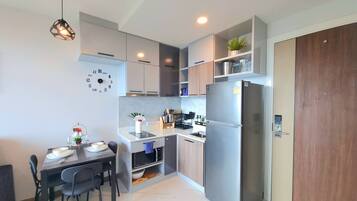 Kühlschrank, Mikrowelle, Herdplatte, Geschirrspüler