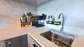 Kühlschrank, Mikrowelle, Herdplatte, Geschirrspüler