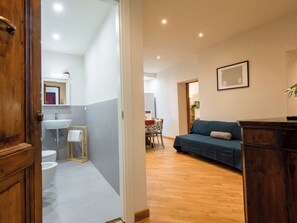TV - Tavoleria by Interhome (Pisa)