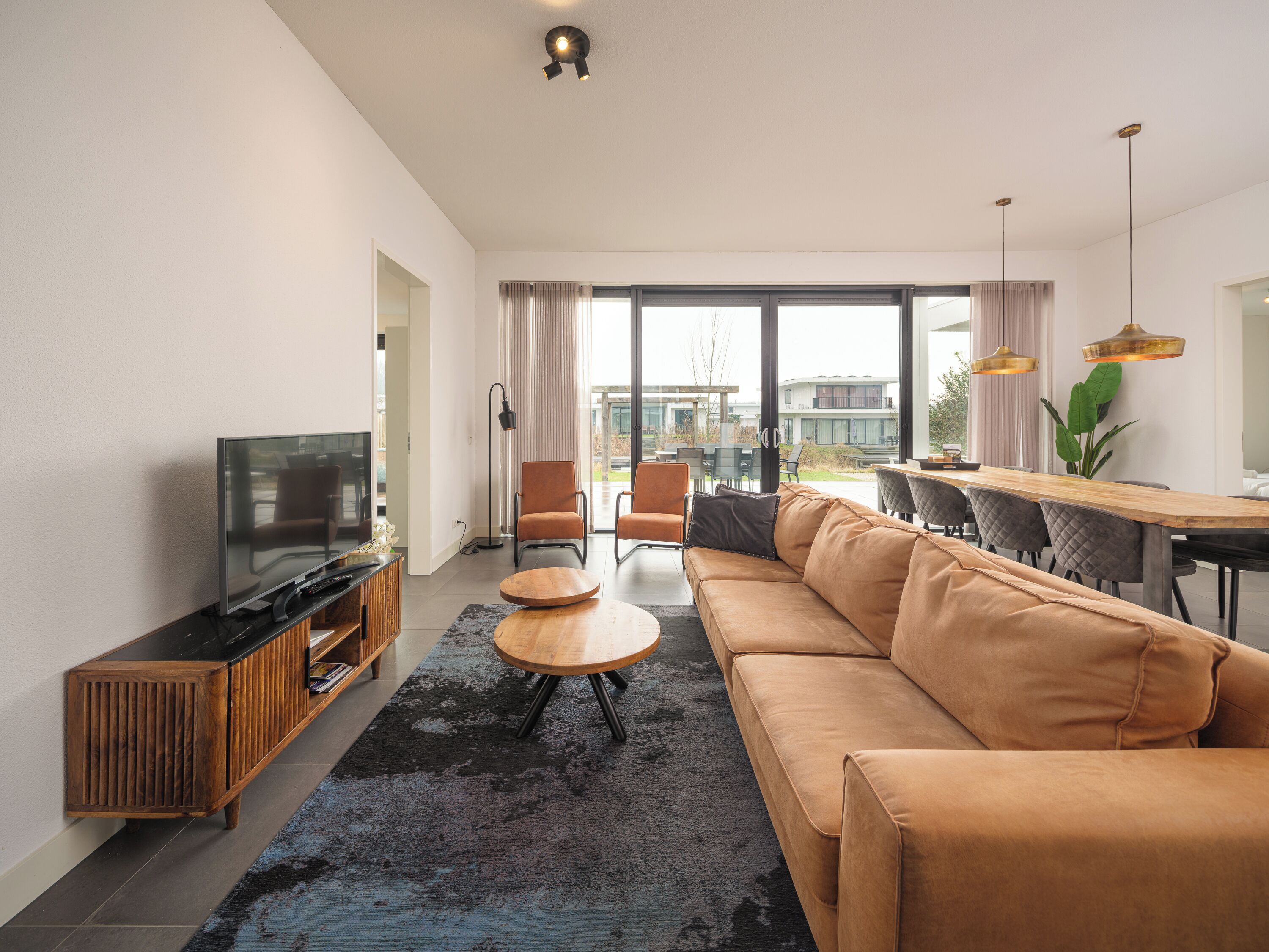 Luxurious 8-person Villa With A Hot Tub, Spacious Waterfront Garden, Direct Access To The Swimming Pool And Nature  Perfect For Relaxing Days Outdoors. - Lelystad