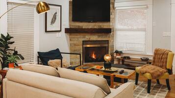 Een smart-tv en een open haard