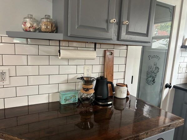 Interior - Step into modern comfort inside this beautifully renovated 2 bedroom / 1.5 bath home. Enjoy a spacious chef’s kitchen, cozy living room with fireplace, and spa-style bathroom with jetted tub. Close to downtown Medford and room for the whole family. (Medford)