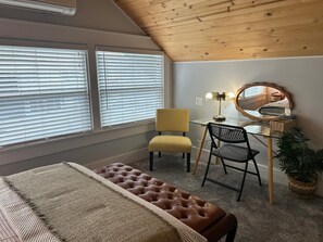 Desk, iron/ironing board, travel crib, free WiFi - Step into modern comfort inside this beautifully renovated 2 bedroom / 1.5 bath home. Enjoy a spacious chef’s kitchen, cozy living room with fireplace, and spa-style bathroom with jetted tub. Close to downtown Medford and room for the whole family. (Medford)