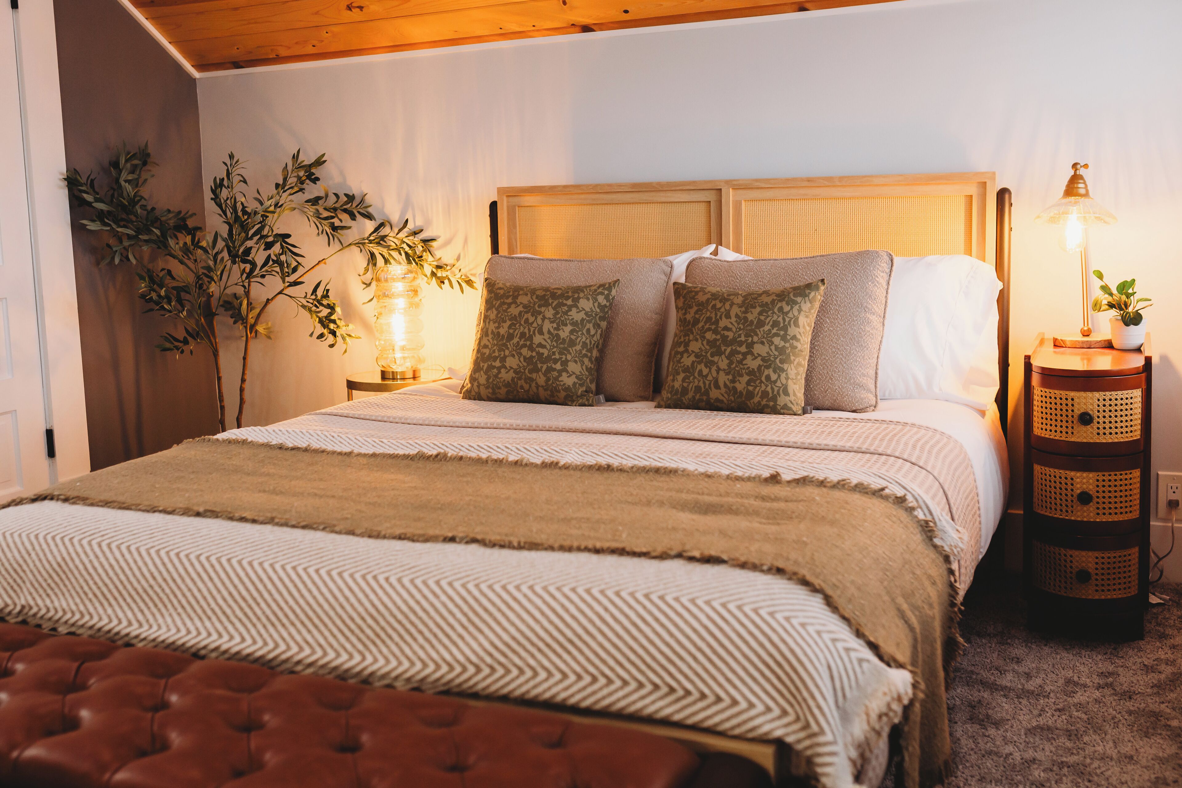 Een bureau, een strijkplank/strijkijzer, reisbedje, gratis wifi