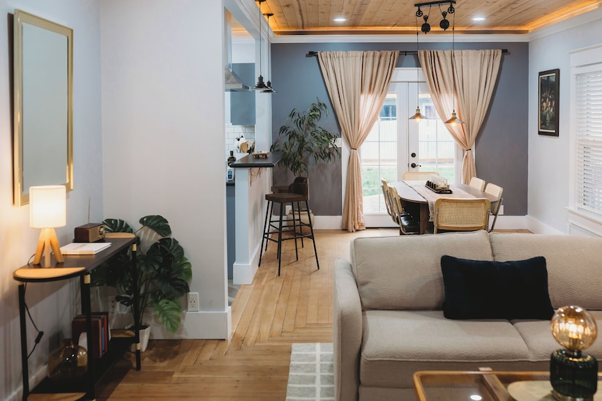 Step Into Modern Comfort Inside This Beautifully Renovated 2 Bedroom / 1.5 Bath Home. Enjoy A Spacious Chefs Kitchen, Cozy Living Room With Fireplace, And Spa-style Bathroom With Jetted Tub. Close To Downtown Medford And Room For The Whole Family. - 鳳凰城