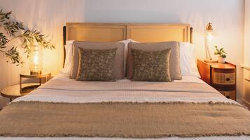 Een bureau, een strijkplank/strijkijzer, reisbedje, gratis wifi