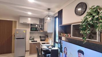 Kühlschrank, Mikrowelle, Herdplatte, Geschirrspüler