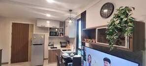 Réfrigérateur, micro-ondes, plaque de cuisson, lave-vaisselle