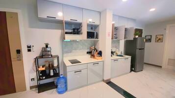 Fridge, microwave, stovetop, dishwasher