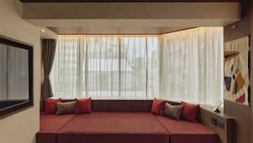 Deluxe Studio Suite | Desk, laptop workspace, iron/ironing board, free WiFi