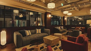 Een modern interieur met een bank, fauteuils en een salontafel.