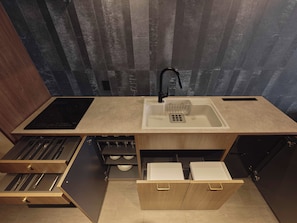 Fridge, microwave, stovetop, cookware/dishes/utensils - illi Haku Asakusa (Tokyo)