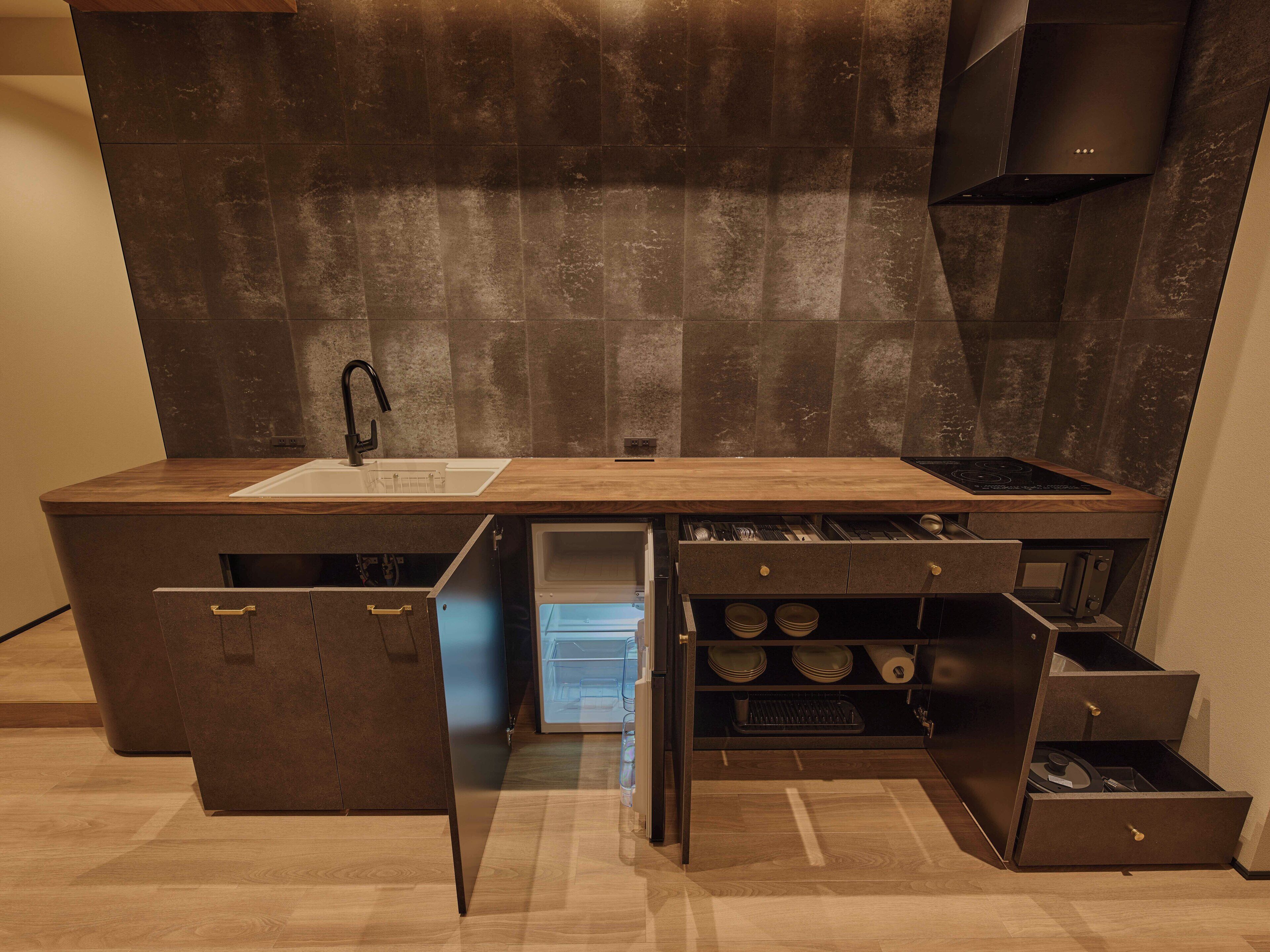 Deluxe Suite | Private kitchen | Fridge, microwave, stovetop, cookware/dishes/utensils