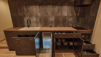 Deluxe Suite | Private kitchen | Fridge, microwave, stovetop, cookware/dishes/utensils