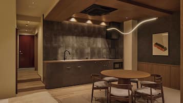 Deluxe Suite | Private kitchen | Fridge, microwave, stovetop, cookware/dishes/utensils