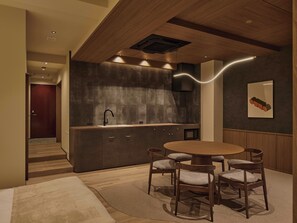 Deluxe Suite | Private kitchen | Fridge, microwave, stovetop, cookware/dishes/utensils - illi Aest Shinagawa-Gotanda (Tokyo)