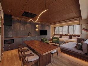 Superior Suite | Meja, ruang kerja komputer riba, langsir/tirai gelap terus 