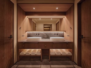 Shower, perlengkapan mandi gratis, pengering rambut, dan sandal