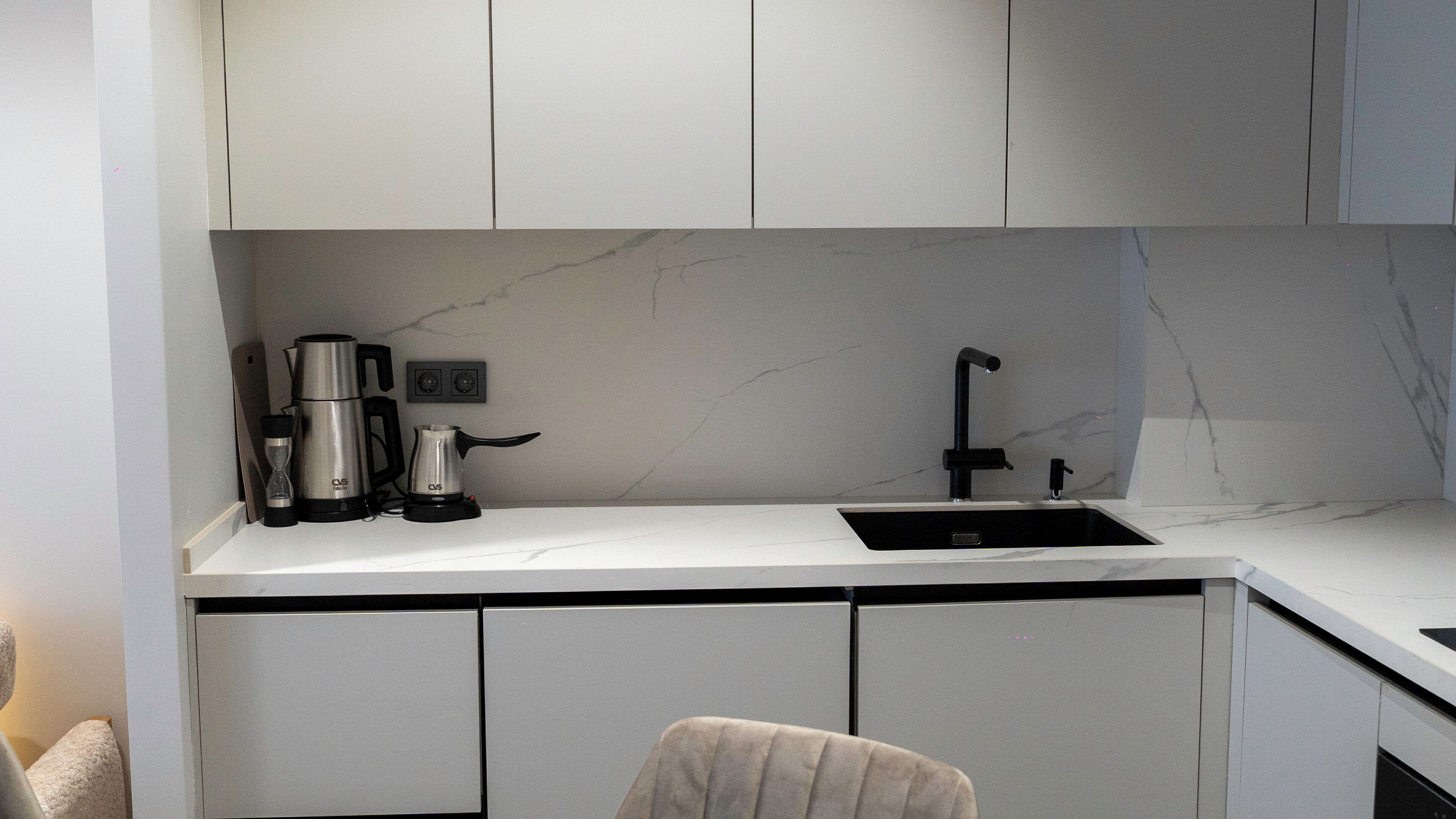 Refrigerador con freezer, horno, placa de cocina, lavavajillas