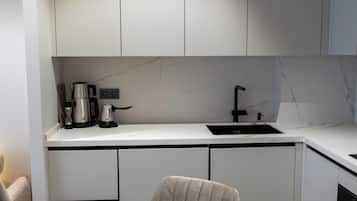 Executive Suite, Non Smoking | Private kitchen | Full-size fridge, oven, stovetop, dishwasher