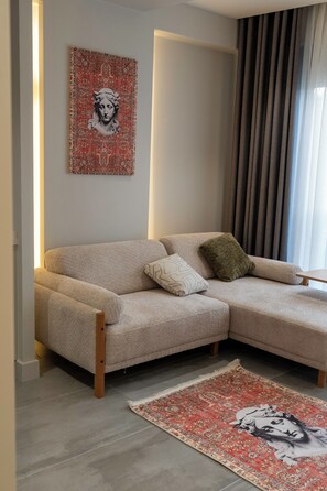 مساحة عمل للكمبيوتر المحمول وستائر تعتيم ومكواة/لوح كي وواي فاي مجانًا