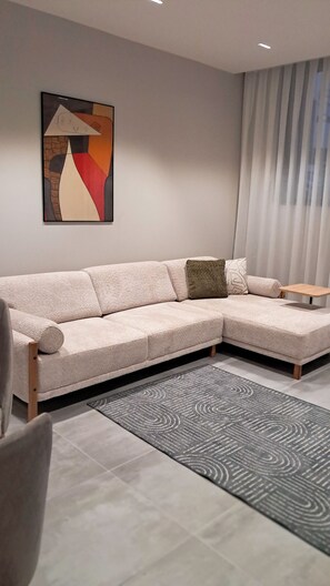 جناح عادي - منظر للمدينة | مساحة عمل للكمبيوتر المحمول وستائر تعتيم ومكواة/لوح كي وواي فاي مجانًا