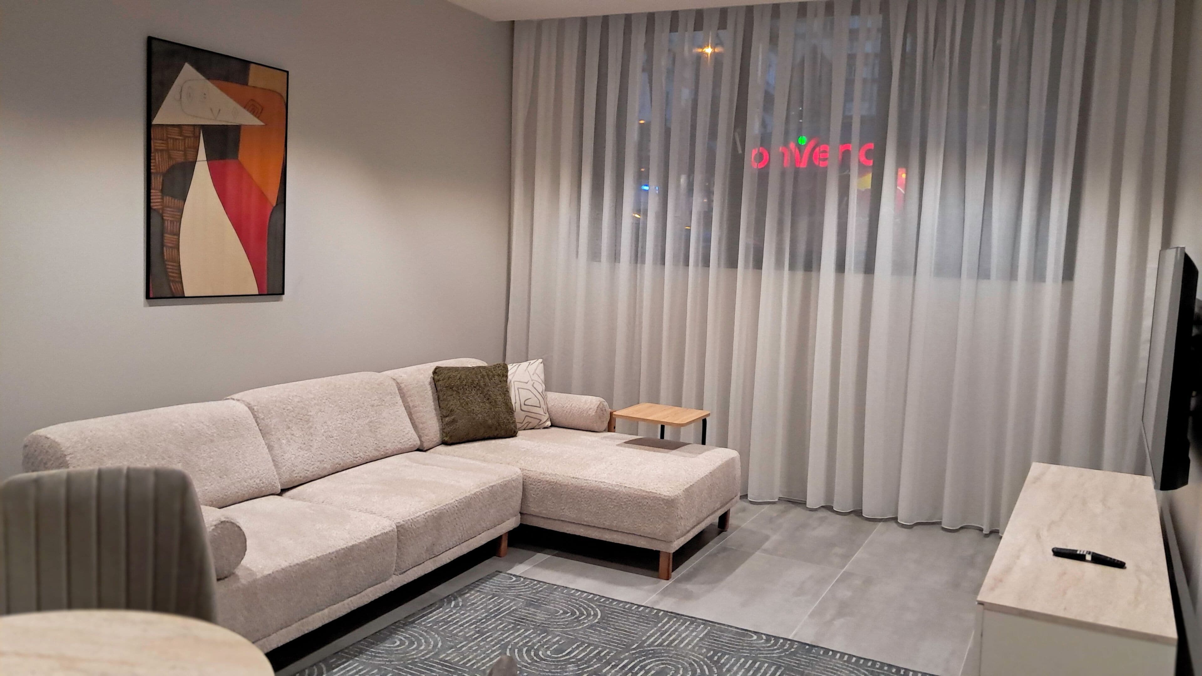 Espacio para trabajar con laptop y cortinas blackout 