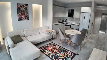 Executive Suite, City View | Laptop workspace, blackout curtains, iron/ironing board, free WiFi