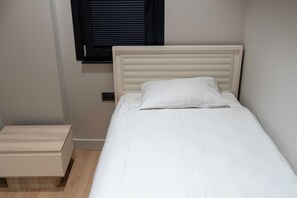 مساحة عمل للكمبيوتر المحمول وستائر تعتيم ومكواة/لوح كي وواي فاي مجانًا