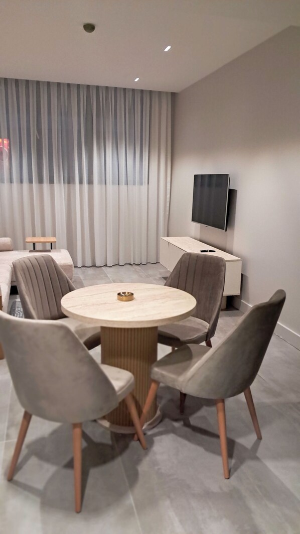 مساحة عمل للكمبيوتر المحمول وستائر تعتيم ومكواة/لوح كي وواي فاي مجانًا