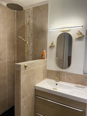 Douche, sèche-cheveux, serviettes fournies, savon