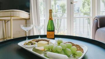 3 bedrooms, desk, iron/ironing board, travel cot