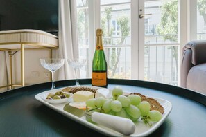 3 bedrooms, desk, iron/ironing board, travel cot - Elegant East Melbourne Escape | Pool+Gym+Parking (East Melbourne)