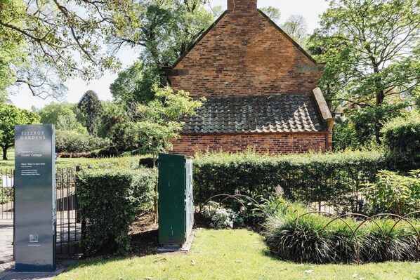 Property grounds - Elegant East Melbourne Escape | Pool+Gym+Parking (East Melbourne)